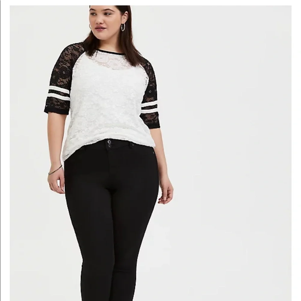 Torrid Black and White Lace Football Tee NWT Sz 0 12 - Picture 2 of 7